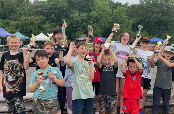 kids group cheering